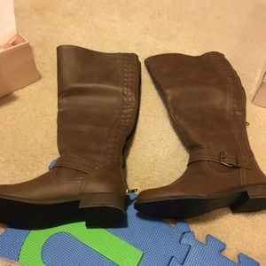 New in box brown boots